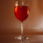 टिंटो डी वारानो: 2-एनरेडिन स्पॅनिश कॉकटेल जी उन्हाळ्यात किंचाळते